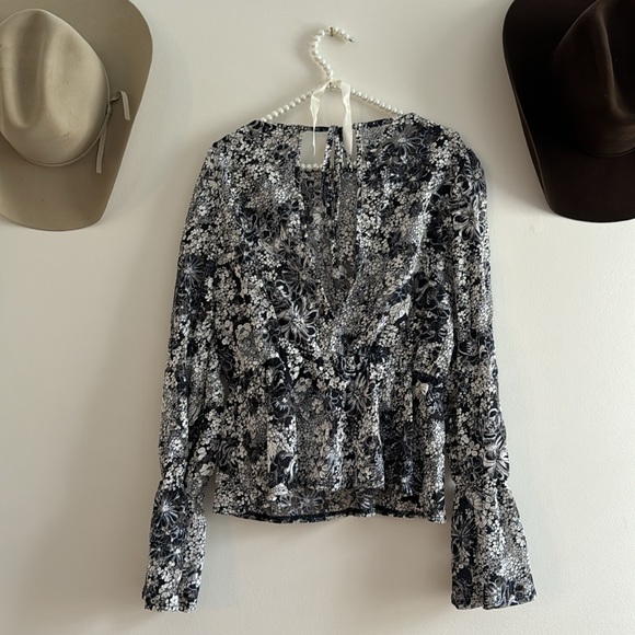 Topshop Navy Floral Blouse w Sheer Fabric, Open Back, and flutter sleeves - Picture 4 of 5
